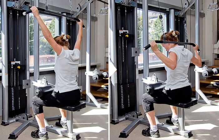 Puxar o bloco atrás das costas no simulador ajuda a exercitar os músculos latíssimo do dorso